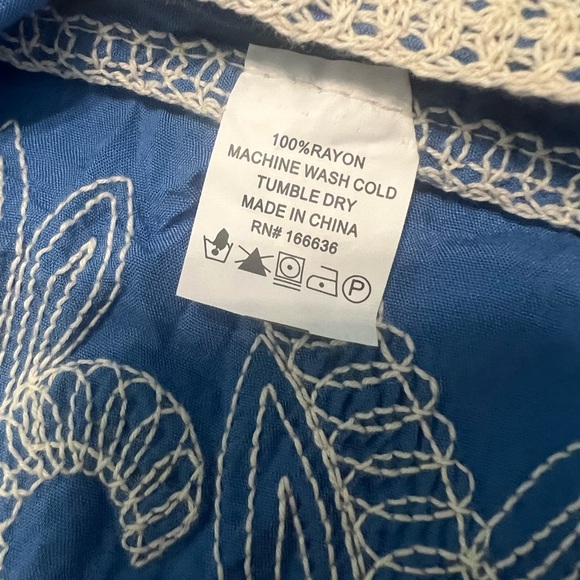 NWT Kindred embriodered blue off white short sleeve blouse flowy top size medium - Picture 6 of 6